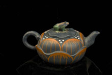 VR Frog motif teapot